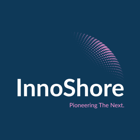 InnoShore Logo: blau-weißes Logo mit Schriftzug und Grafikelement